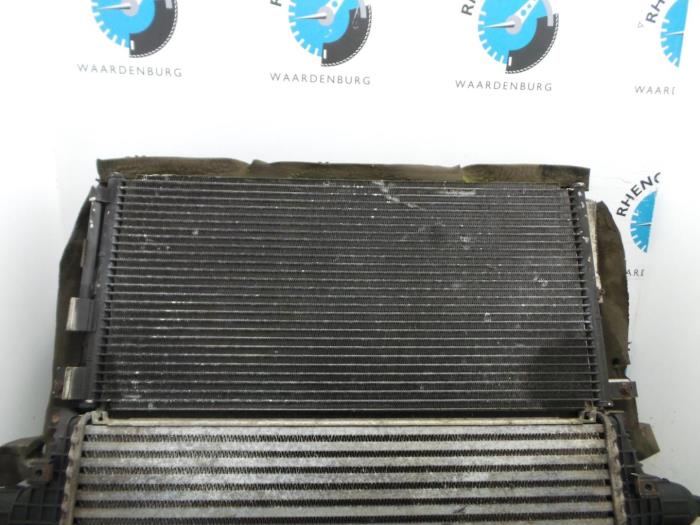 Usagé Condenseur de climatisation Jaguar X-Type Prix € 87,12 Prix TTC proposé par Rhenoy Onderdelen b.v.