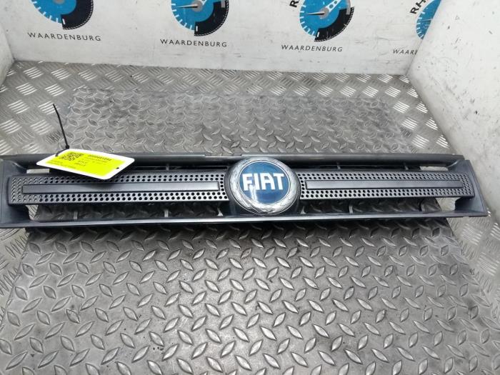 Używane Grill Fiat Stilo Cena € 24,20 Z VAT oferowane przez Rhenoy Onderdelen b.v.