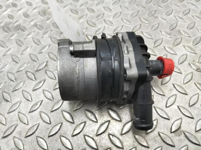 Begagnade Vattenpump Porsche Cayenne Pris € 96,80 Inklusive moms erbjuds av Rhenoy Onderdelen b.v.