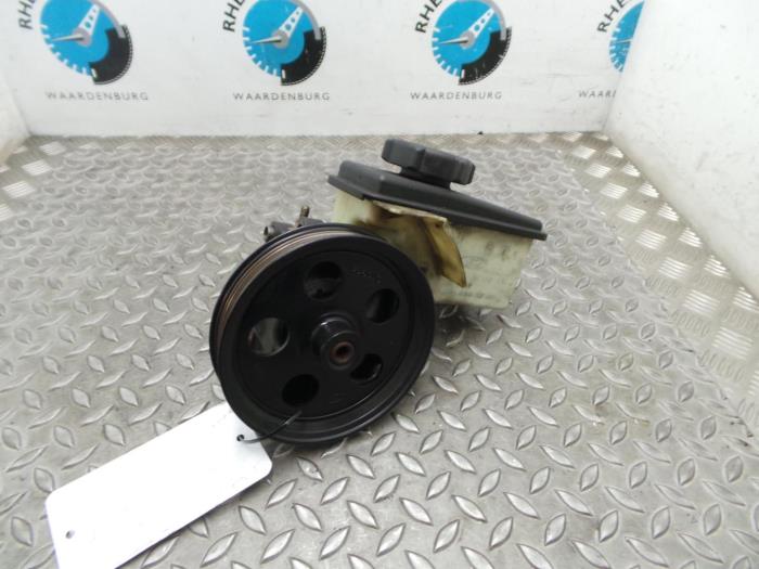 Begagnade Servostyrningspump Ford Mondeo Pris € 60,50 Inklusive moms erbjuds av Rhenoy Onderdelen b.v.
