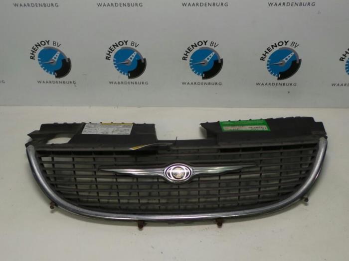 Używane Grill Chrysler Town & Country Cena € 48,40 Z VAT oferowane przez Rhenoy Onderdelen b.v.