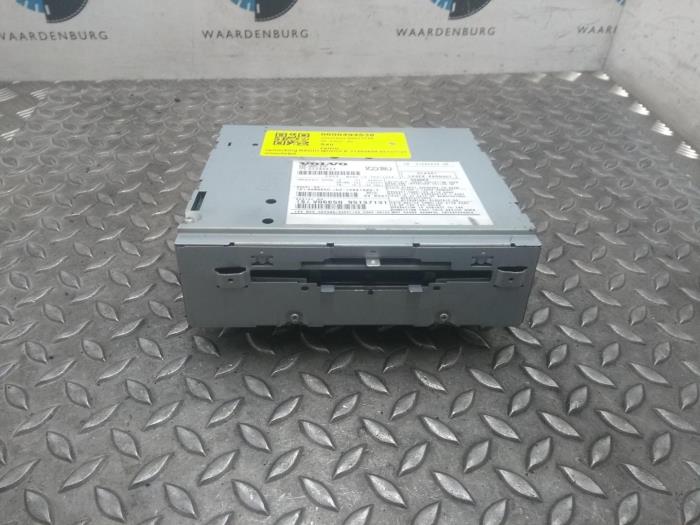 Używane Radio Volvo S40/V40 Cena € 121,00 Z VAT oferowane przez Rhenoy Onderdelen b.v.