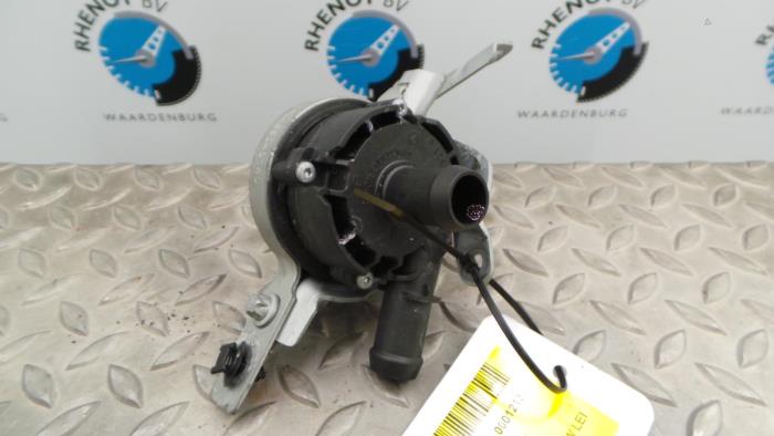 Usagé Pompe à eau Mercedes A-Klasse Prix € 90,75 Prix TTC proposé par Rhenoy Onderdelen b.v.
