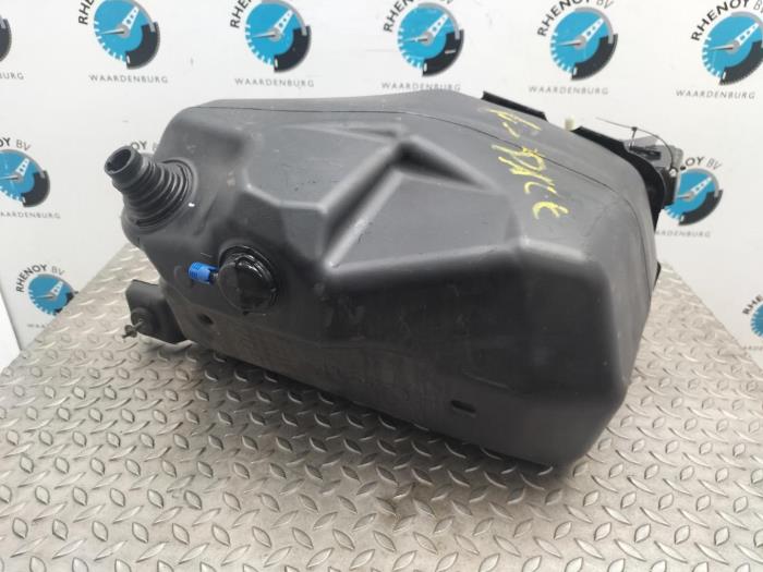Begagnade AdBlue-pump Jaguar F-Pace Pris € 484,00 Inklusive moms erbjuds av Rhenoy Onderdelen b.v.