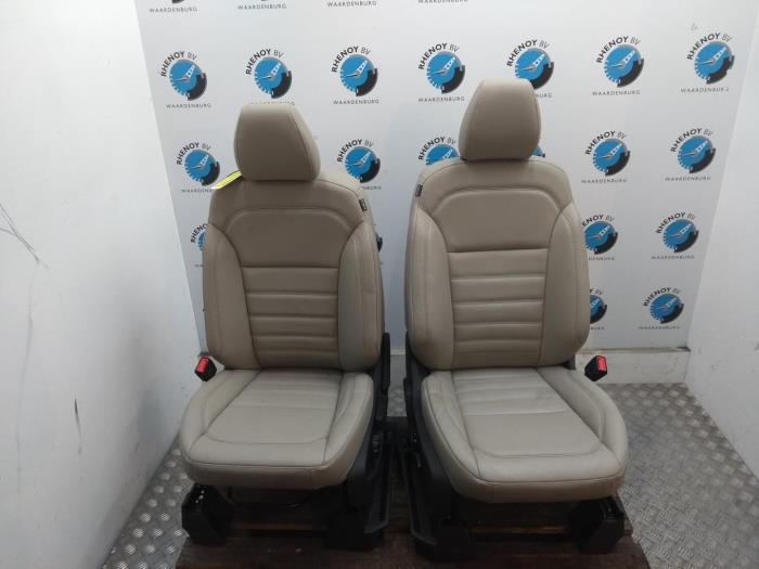 Begagnade Innerdisplay Ford Kuga Pris € 363,00 Inklusive moms erbjuds av Rhenoy Onderdelen b.v.