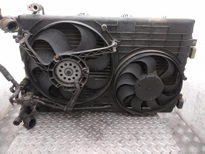 Usagé Radiateur Volkswagen Polo Prix € 60,50 Prix TTC proposé par Rhenoy Onderdelen b.v.