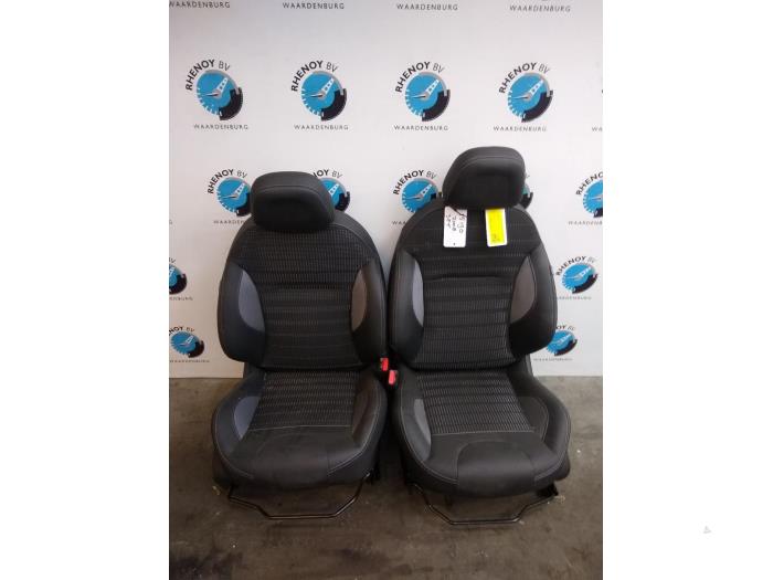 Used Interior display Peugeot 2008 Price € 363,00 Inclusive VAT offered by Rhenoy Onderdelen b.v.