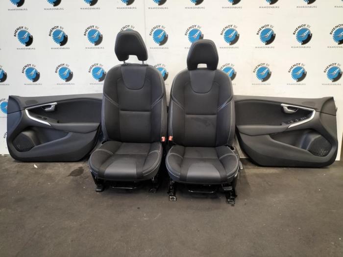 Gebrauchte Anzeige Innen Volvo V40 Preis € 605,00 Mit Mehrwertsteuer angeboten von Rhenoy Onderdelen b.v.