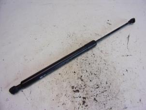 Used Rear gas strut, right Renault Clio IV (5R) 0.9 Energy TCE 90 12V Price € 10,50 Margin scheme offered by Reclycar De Boer BV