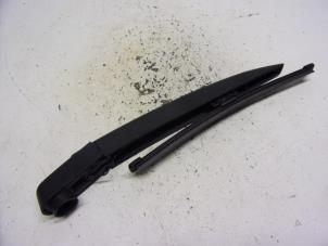 Used Rear wiper arm Renault Clio IV (5R) 0.9 Energy TCE 90 12V Price € 15,75 Margin scheme offered by Reclycar De Boer BV