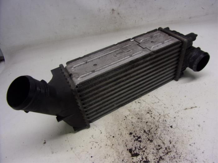 Usados Intercooler Peugeot 307 CC (3B) 2.0 HDIF 16V Precio € 21,00 Norma de margen ofrecido por Reclycar De Boer BV