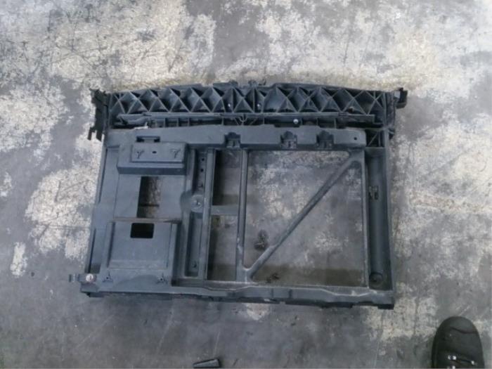Front panel from a Peugeot 1007 (KM) 1.4 HDI 2005