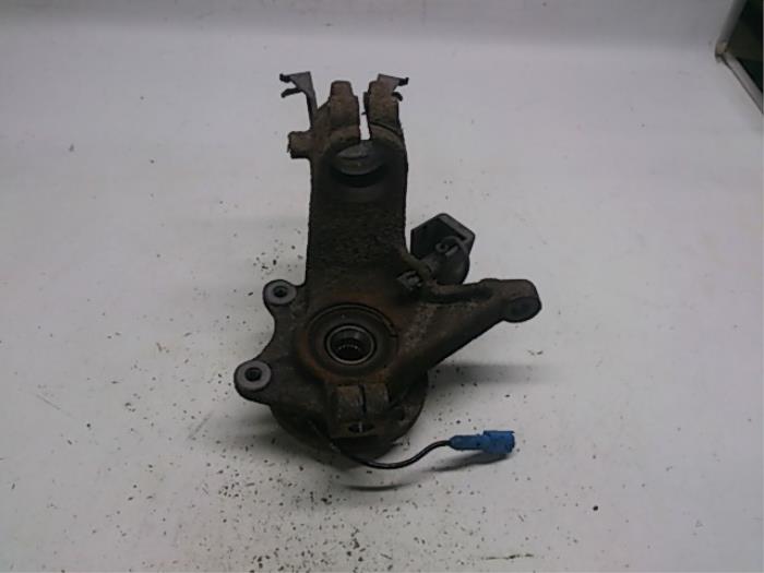 Front wheel hub from a Peugeot 206+ (2L/M) 1.4 XS 2010