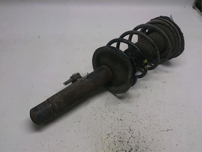 Fronts shock absorber, left from a Peugeot 206+ (2L/M) 1.4 XS 2010