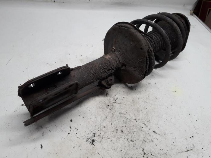 Fronts shock absorber, left from a Toyota Avensis Wagon (T25/B1E) 2.2 D-4D 16V 2006