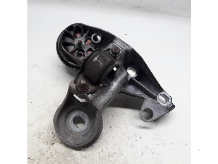 Engine mount from a Volkswagen Passat Variant (3B6) 2.0 20V 2005