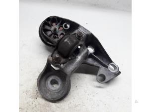 Engine mount from a Volkswagen Passat Variant (3B6) 2.0 20V 2005