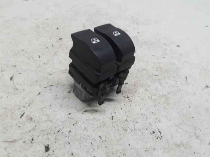 Usados Interruptor de ventanilla eléctrica Renault Megane II Grandtour (KM) 1.9 dCi 120 Precio € 26,25 Norma de margen ofrecido por Reclycar De Boer BV