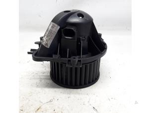 Begagnade Fläktmotor för uppvärmning och ventilation BMW Mini One/Cooper (R50) 1.6 16V Cooper Pris € 42,00 Marginaltabell erbjuds av Reclycar De Boer BV