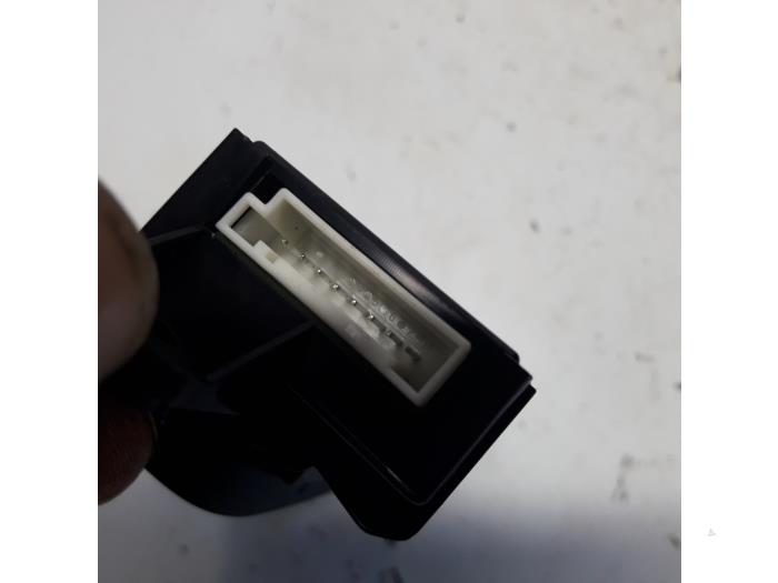 Interruptor PDC de un Kia Cee'd Sportswagon (JDC5) 1.0i T-GDi 12V 120 2018