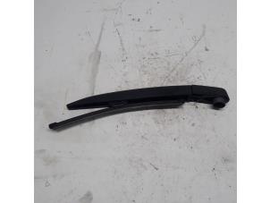 Used Rear wiper arm Renault Clio IV (5R) 0.9 Energy TCE 90 12V Price € 15,75 Margin scheme offered by Reclycar De Boer BV