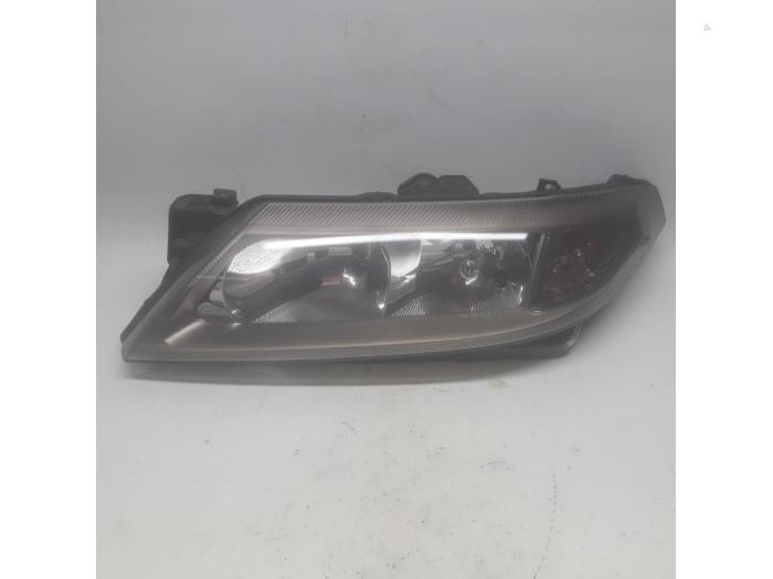 Używane Reflektor lewy Renault Laguna II Grandtour (KG) 2.2 dCi 150 16V Cena € 63,00 Procedura marży oferowane przez Reclycar De Boer BV