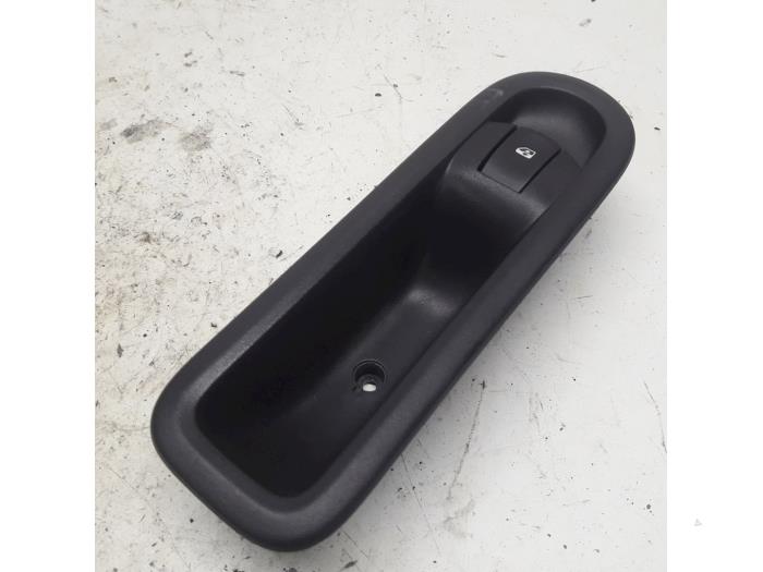 Usados Interruptor de ventanilla eléctrica Renault Clio III (BR/CR) 1.2 16V Tce Precio € 15,75 Norma de margen ofrecido por Reclycar De Boer BV