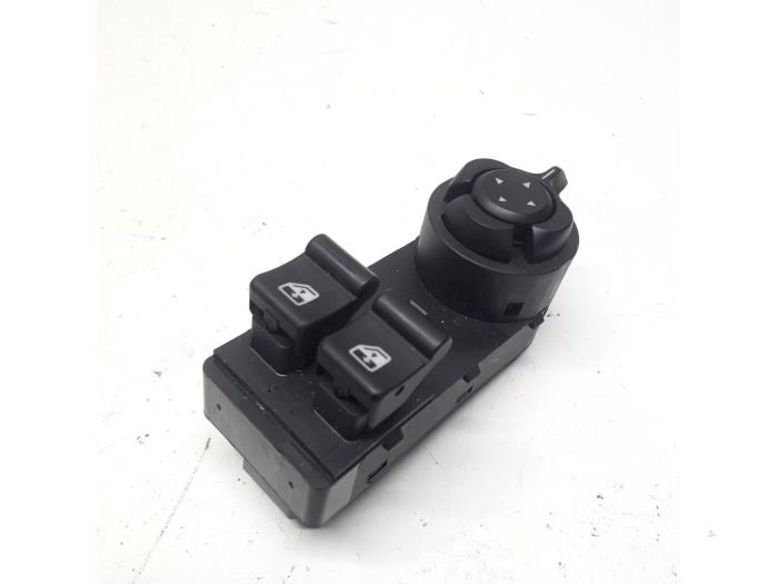 Usados Interruptor de ventanilla eléctrica Alfa Romeo MiTo (955) 1.4 Turbo Multi Air 16V Precio € 36,75 Norma de margen ofrecido por Reclycar De Boer BV