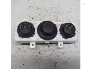 Usados Panel de control de calefacción Renault Master IV (EV/HV/UV/VA/VB/VD/VF/VG/VJ) 2.3 dCi 16V Precio € 36,75 Norma de margen ofrecido por Reclycar De Boer BV