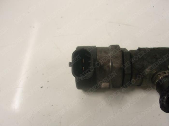 Fuel injector nozzle from a Volvo XC70 (SZ) XC70 2.4 D5 20V 2006