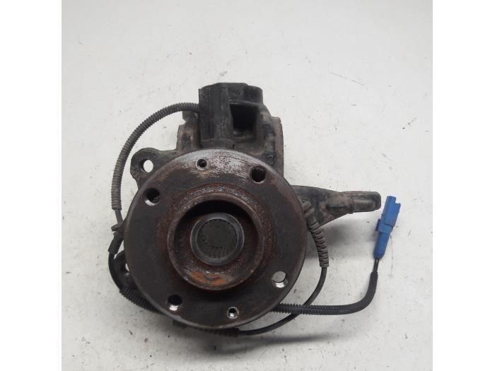 Front wheel hub from a Peugeot 208 I (CA/CC/CK/CL) 1.6 Blue HDi 2018