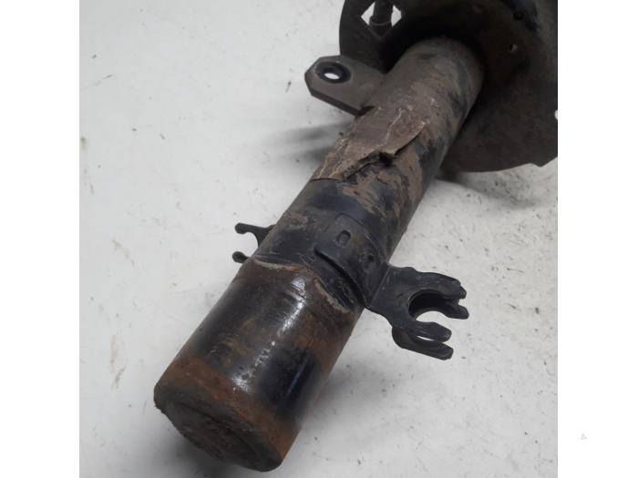 Fronts shock absorber, left from a Peugeot 208 I (CA/CC/CK/CL) 1.6 Blue HDi 2018