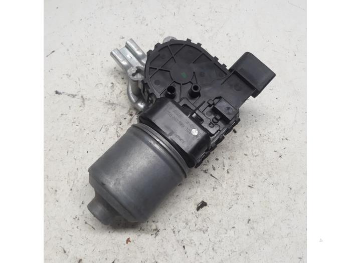 Front wiper motor from a Peugeot 208 I (CA/CC/CK/CL) 1.6 Blue HDi 2018