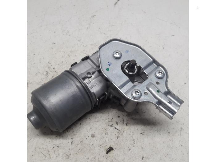 Front wiper motor from a Peugeot 208 I (CA/CC/CK/CL) 1.6 Blue HDi 2018