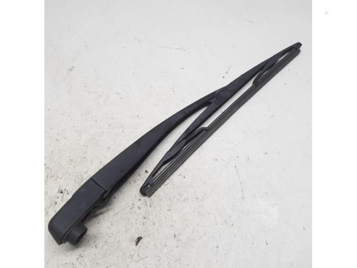 Rear wiper arm from a Peugeot 208 I (CA/CC/CK/CL) 1.6 Blue HDi 2018