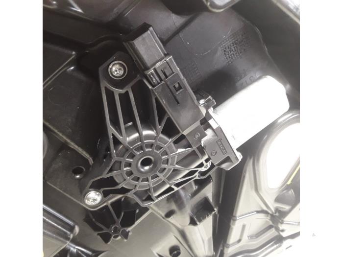 Mécanique vitre 4portes arrière gauche d'un Volvo V40 Cross Country (MZ) 2.0 T3 16V 2018
