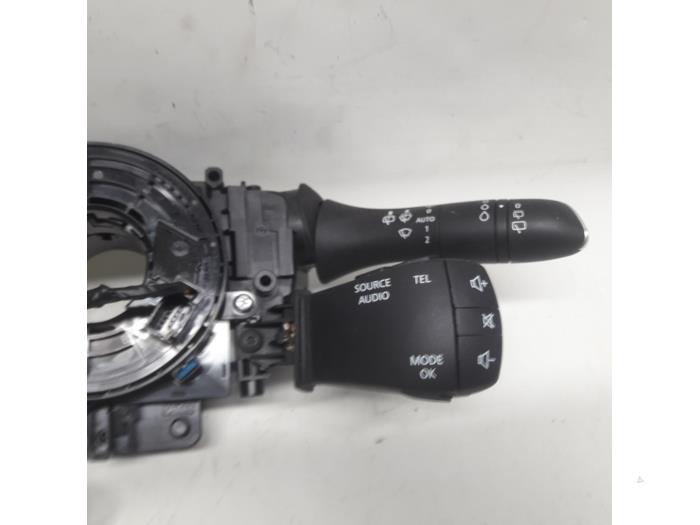 Interruptor combinado columna de dirección de un Renault Megane IV (RFBB) 1.2 Energy TCE 100 2016