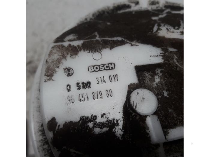Electric fuel pump from a Peugeot 1007 (KM) 1.4 2005