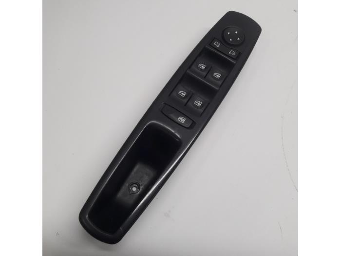 Usados Interruptor de ventanilla eléctrica Renault Scénic III (JZ) 1.6 16V Precio € 52,50 Norma de margen ofrecido por Reclycar De Boer BV