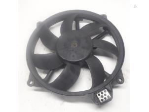Usados Motor de aleta de refrigeración Renault Megane III Grandtour (KZ) 1.4 16V TCe 130 Precio € 26,25 Norma de margen ofrecido por Reclycar De Boer BV