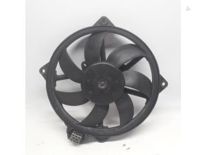 Usados Motor de aleta de refrigeración Renault Megane III Berline (BZ) 1.5 dCi 90 Precio € 36,75 Norma de margen ofrecido por Reclycar De Boer BV