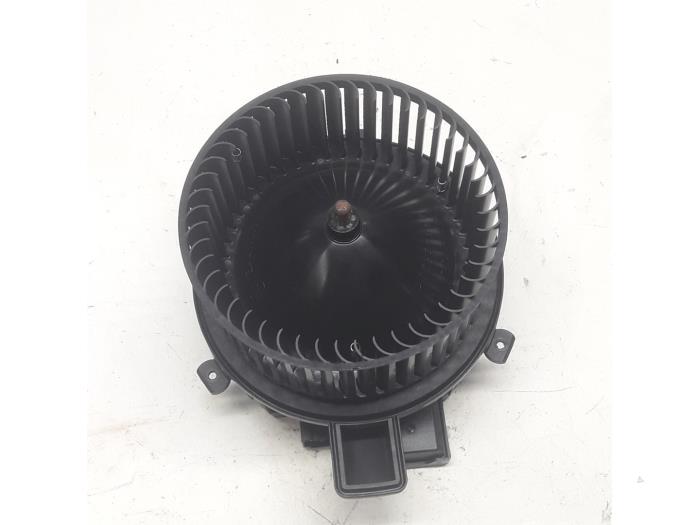 Heating and ventilation fan motor from a Audi A5 Sportback (F5A/F5F) 1.4 TFSI 16V 2018