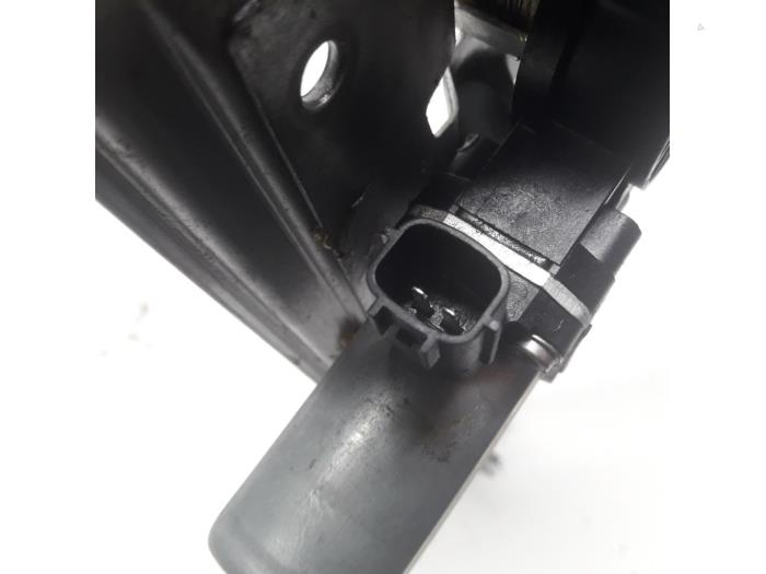 Window mechanism 4-door, front right from a Renault Clio IV (5R) 1.5 Energy dCi 90 FAP 2013