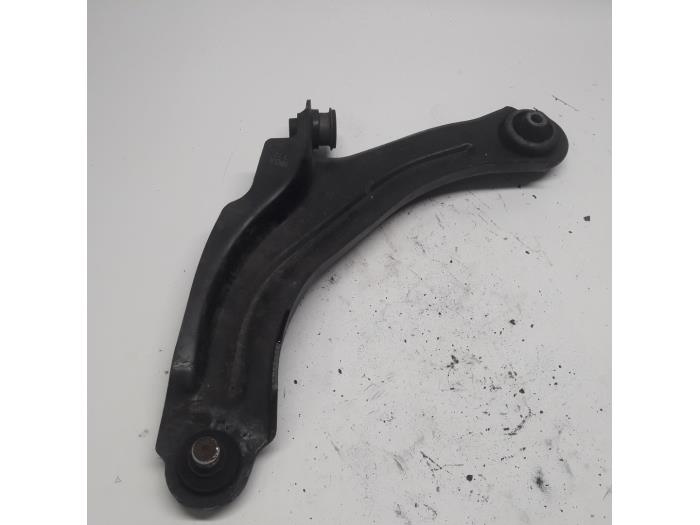 Front lower wishbone, left from a Renault Clio IV (5R) 1.5 Energy dCi 90 FAP 2013