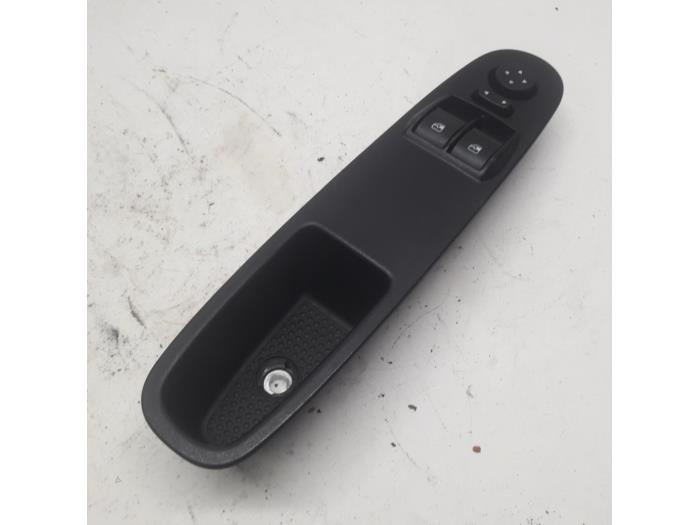 Usados Interruptor de ventanilla eléctrica Fiat Punto III (199) 0.9 TwinAir Precio € 36,75 Norma de margen ofrecido por Reclycar De Boer BV