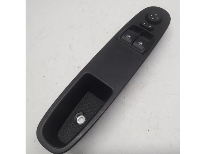 Usados Interruptor de ventanilla eléctrica Fiat Punto III (199) 0.9 TwinAir Precio € 36,75 Norma de margen ofrecido por Reclycar De Boer BV