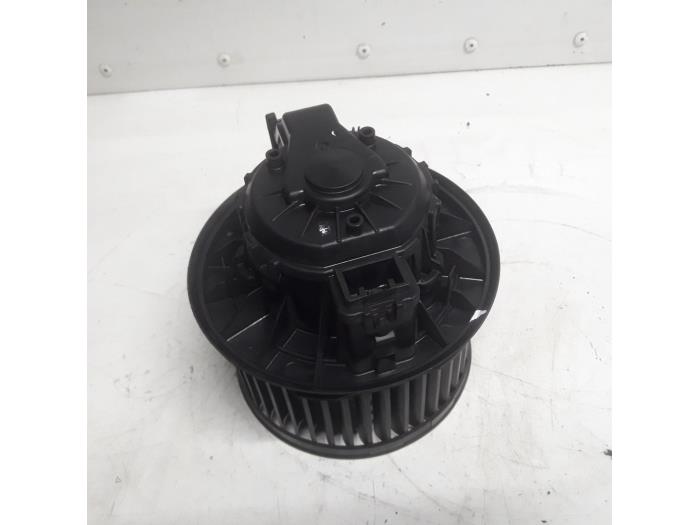 Motor de ventilador de calefactor de un Ford Fiesta 6 (JA8) 1.0 SCI 12V 80 2015