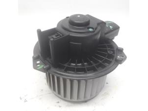 Usados Motor de ventilador de calefactor Suzuki Alto (GF) 1.0 12V Precio € 42,00 Norma de margen ofrecido por Reclycar De Boer BV