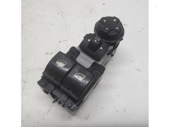 Usados Interruptor de ventanilla eléctrica Peugeot Expert (V1/VA/VB/VE/VF/VT/VY) 1.6 Blue HDi 95 16V Precio € 52,50 Norma de margen ofrecido por Reclycar De Boer BV