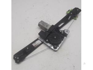 Używane Mechanizm szyby lewej tylnej wersja 4-drzwiowa BMW 1 serie (E87/87N) 118d 16V Cena € 26,25 Procedura marży oferowane przez Reclycar De Boer BV